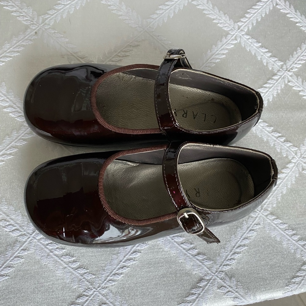 Clarys girls patent leather shoes with silver buckle and fabric trim size 26